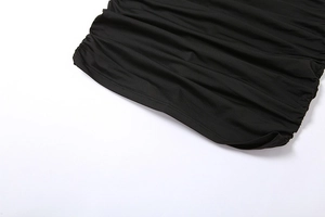 Vue macro détaillée du tissu en maille noire froncée avec des détails de couture précis
