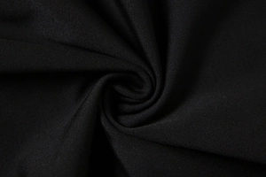 Détail du tissu en maille noire haute élasticité avec texture dense et finition soyeuse