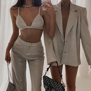Completo tre pezzi da donna con paillettes argento composto da blazer e pantaloni larghi