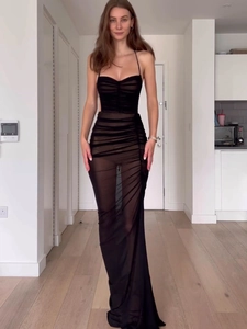 Détail du tissu noir transparent froncé sur une robe longue dos nu sexy