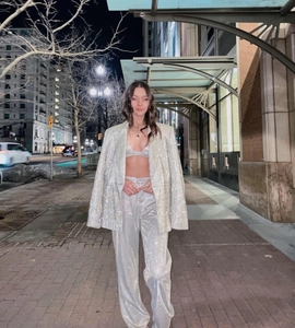 Dettaglio di un completo tre pezzi con paillettes argento con blazer e crop top stile urbano