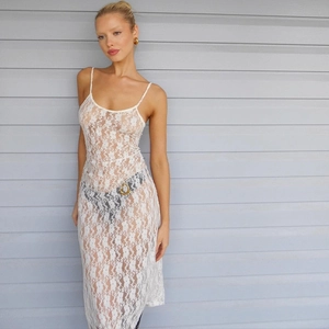 Robe longue blanche en dentelle transparente avec broderie florale et fines bretelles