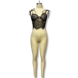 Débardeur en dentelle florale noire de style français avec col en V et fines bretelles