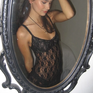 Body sexy en dentelle noire avec broderie florale et fines bretelles pour femmes