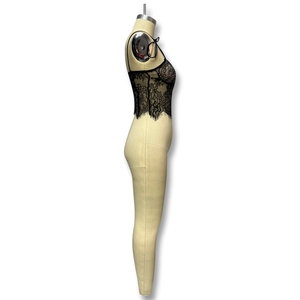 Vue détaillée du caraco en dentelle noire avec ourlet en dentelle de cils sur mannequin