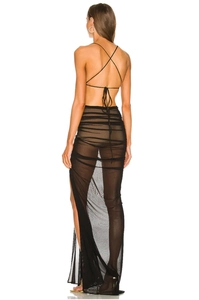 Détail d'une robe longue sexy en résille noire avec bretelles croisées et fente haute