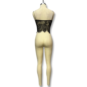 Détail de bralette en dentelle noire avec bordure cil vue de dos sur mannequin
