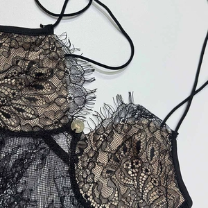 Vue macro détaillée de la dentelle cil noire et de la texture de maille florale