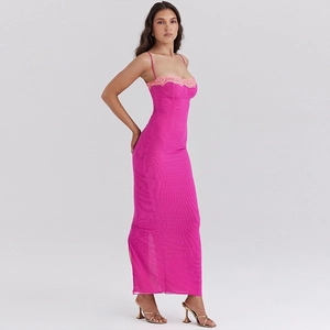 Robe mi-longue moulante rose vif avec bordure en dentelle délicate et fines bretelles