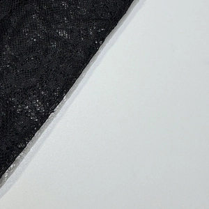 Détail de dentelle florale noire de haute qualité avec motif en maille hexagonale