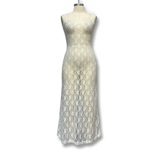 Robe longue élégante en dentelle florale blanche avec fines bretelles sur mannequin