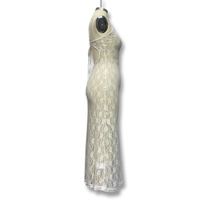 Vue latérale de la robe longue en dentelle blanche avec dos nu et col licou sur mannequin