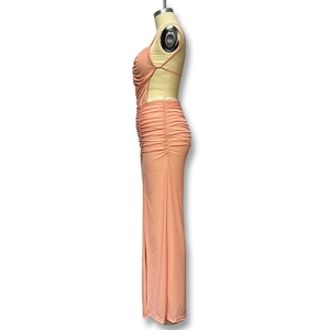 Détail de robe dos nu pêche avec coutures froncées sur le côté et fente haute