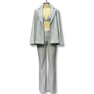 Completo tre pezzi con paillettes, blazer argento, top corto e pantaloni a zampa donna