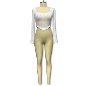 Damen weißes langarm Crop Top mit U-Ausschnitt und Wellentextur auf Schaufensterpuppe