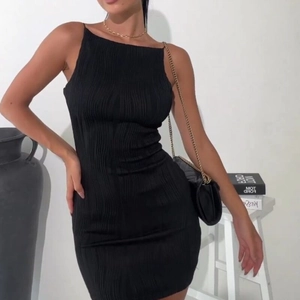 Mini robe moulante noire à fines bretelles et col carré en maille côtelée pour femmes