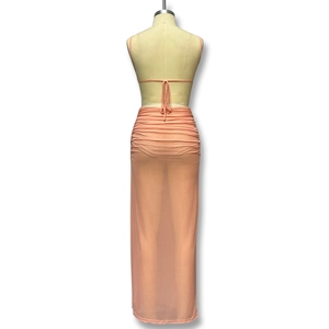 Détail du tissu en maille rose transparente et de la texture froncée au dos de la jupe