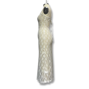 Détail du tissu en dentelle florale et des fines bretelles de cette robe longue blanche