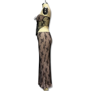 Dettaglio del set in pizzo due pezzi con top corto e gonna lunga su manichino da sarto