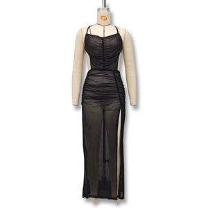 Détail macro d'une robe longue en mesh noir avec texture froncée élégante et fente latérale