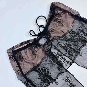 Dettaglio in pizzo floreale nero con fodera a contrasto e fiocco decorativo a coulisse