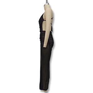 Détail d'une robe en mesh noir transparent avec fronces latérales et fente haute sexy