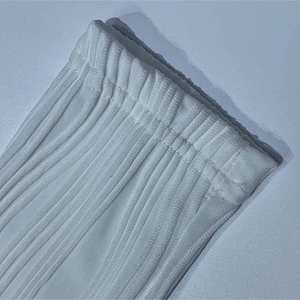 Nahaufnahme der weißen Rippstrick-Stoffstruktur und des elastischen Manschettendesigns