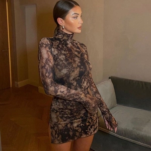 Robe moulante à col montant avec manches longues et imprimé marbre vintage marron