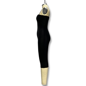 Detail van zwarte bodycon midi-jurk met geribbelde gebreide textuur en slanke pasvorm