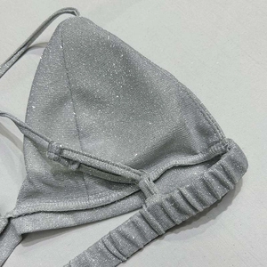 Dettaglio del top bikini a triangolo argento glitterato con paillettes e fascia elastica