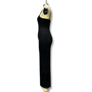 Détail de la texture plissée verticale et coupe ajustée de cette robe longue noire