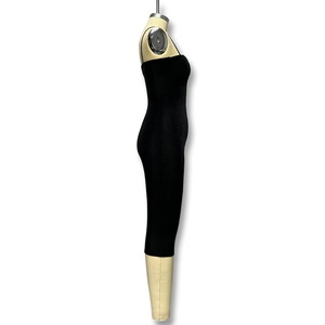 Detailweergave van zwarte bodycon jurk met geribbelde gebreide textuur en bandjes