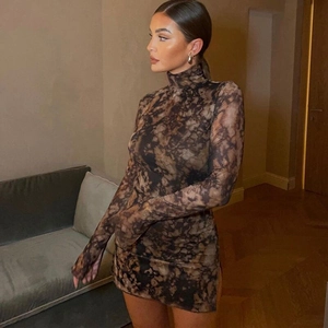 Détail de l'imprimé marbré marron et de la coupe ajustée de cette robe à manches longues