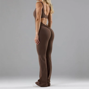 Detailweergave van een bruine yoga-jumpsuit met open rug en een flatterend push-up effect