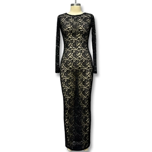 Elegante abito lungo nero in pizzo a maniche lunghe con motivo floreale e silhouette aderente