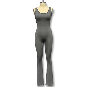 Nauwsluitende mouwloze grijze yoga jumpsuit met uitlopende pijpen en een ronde hals