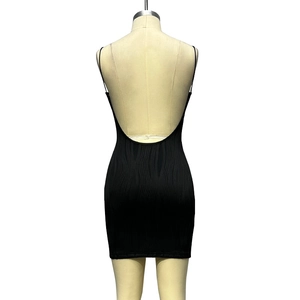 Gros plan sur la texture ondulée verticale et le dos nu en U profond de cette robe noire