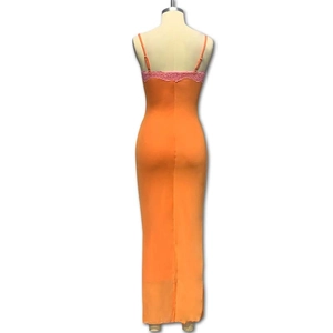 Détail de robe midi orange avec bordure en dentelle rose et coupe slim vue de dos