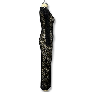 Dettaglio del motivo in pizzo floreale nero con fodera a contrasto per questo maxi abito