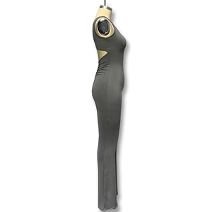 Detailweergave grijze yoga jumpsuit met stijlvolle uitsnijding in de zijwaartse taille