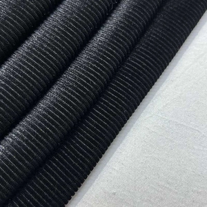 Gedetailleerde macro-opname van zwarte geribbelde haarelastieken met premium textuur