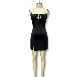 Mini robe en satin noir avec dentelle, découpe nœud et fente latérale sur mannequin