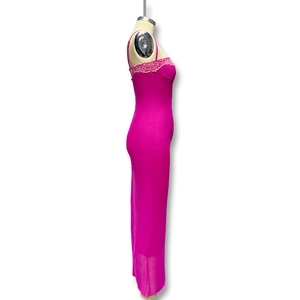 Détail de la robe midi moulante rose vif avec dentelle délicate sur l'encolure