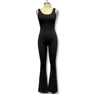 Detail van een mouwloze zwarte jumpsuit met uitlopende pijpen voor dames in slim-fit