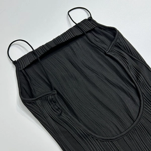 Gros plan détaillé du tissu côtelé noir montrant la texture fine et la couture de la robe