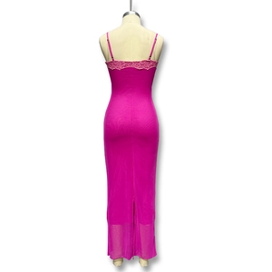Détails de la robe en satin rose foncé avec dentelle élégante et ourlet en tulle ajouré