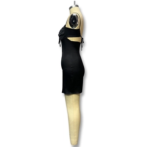 Détail de la robe noire avec laçage latéral et conception du dos nu à lanières
