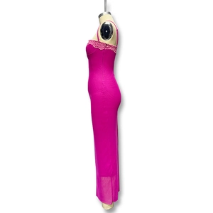 Vue détaillée de la robe moulante rose fuchsia avec dentelle rose clair délicate