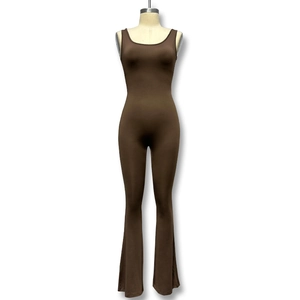 Detailopname van de bruine mouwloze yoga jumpsuit met uitlopende pijpen en slanke pasvorm