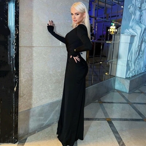 Elegantes bodenlanges schwarzes Kleid mit langen Ärmeln und schmaler Passform